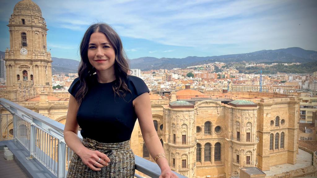 Elena Martínez posando frente a la catedral.