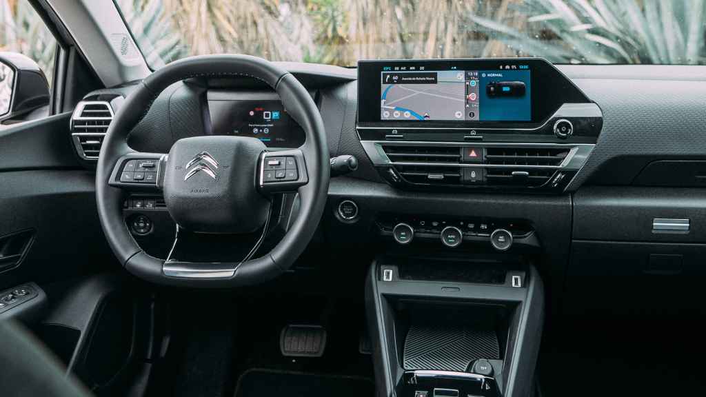 El Citroën C4 X tiene una pantalla multimedia de 10 pulgadas.