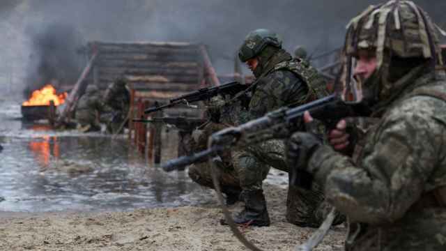 Soldados ucranianos participan en un simulacro militar de entrenamiento de combate psicológico.
