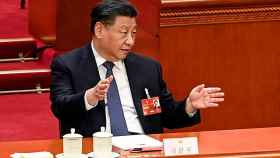 El presidente de China, Xi Jinping, habla con otros líderes durante la cuarta sesión plenaria de la Asamblea Popular Nacional (APN) en el Gran Salón del Pueblo en Beijing el 11 de marzo de 2023.