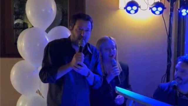 Imagen de Giorgia Meloni y Matteo Salvini en el karaoke.