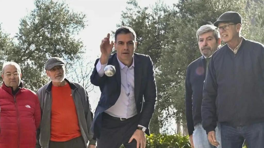 Pedro Sánchez, presidente del Gobierno, durante una partida de petanca con pensionistas en Coslada.