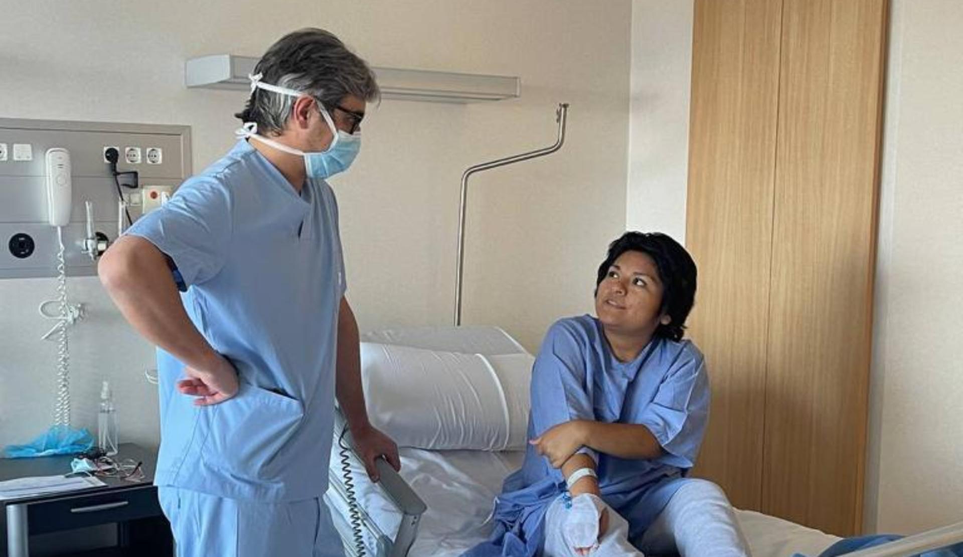 Diego González Rivas charla con la paciente (Foto: Cedida)