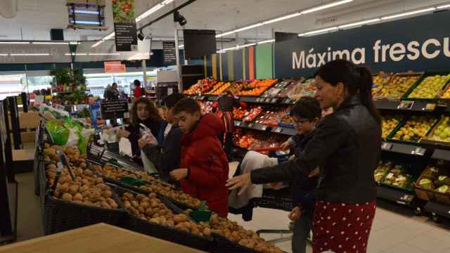Alumnos de Mos (Pontevedra) en un supermercado de Vegalsa-Eroski.
