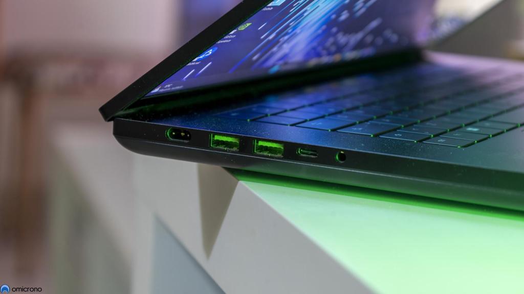 Razer Blade 16 y sus puertos.