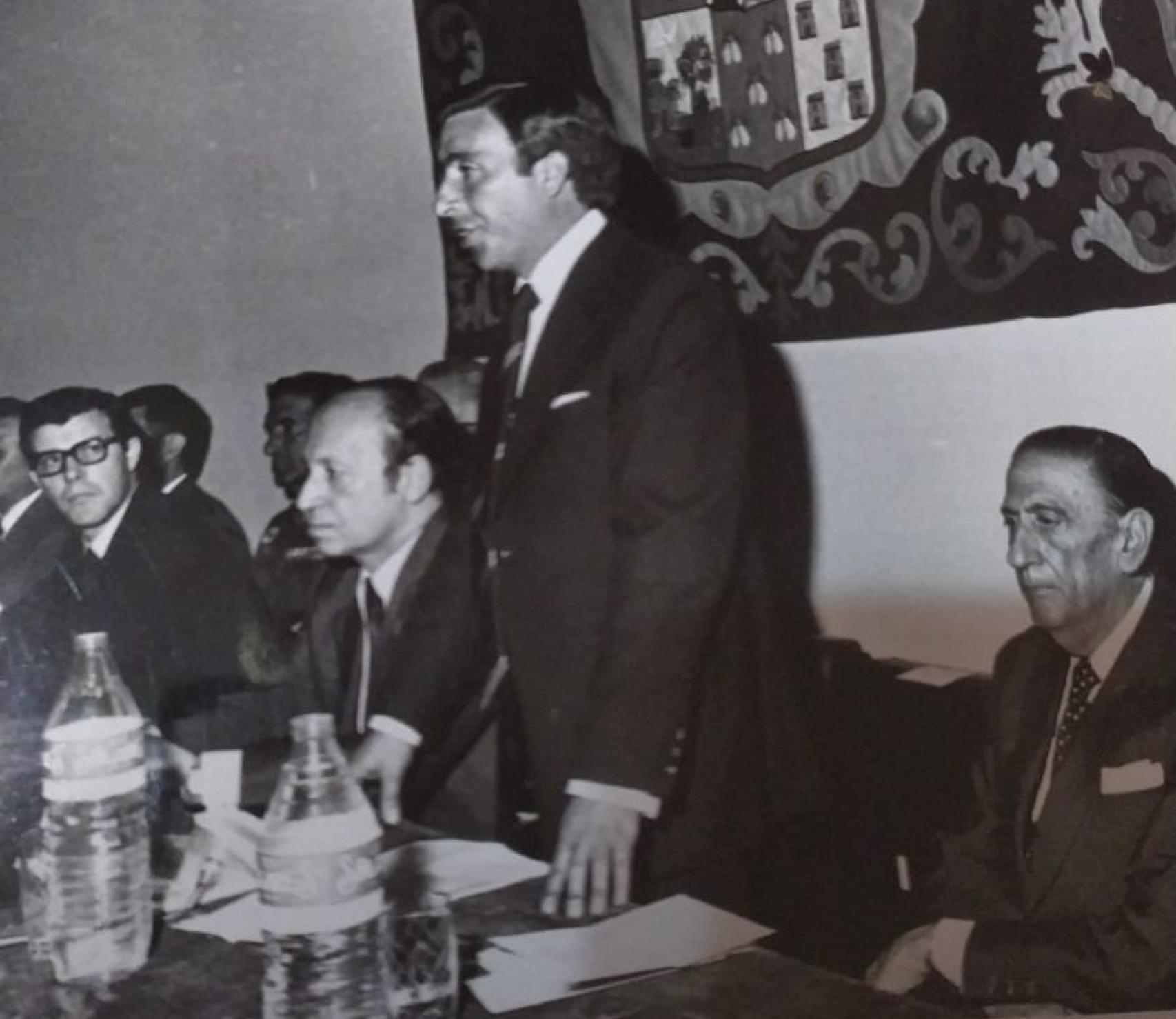 José Amador, como alcalde de Lumbrales, en presencia de Alberto Estella, Álvarez CRendueles y Exuperancio Benito