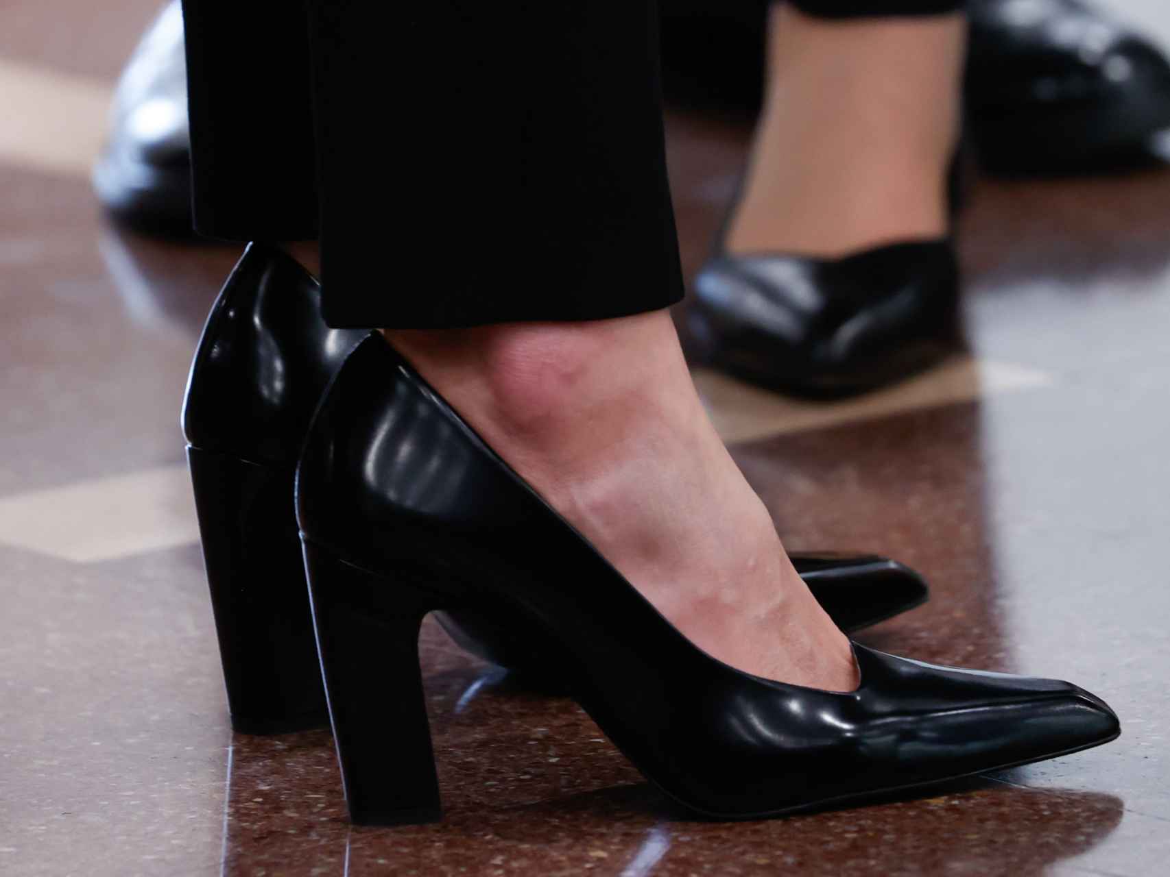 Letizia con zapatos de tacón estilo azafata.