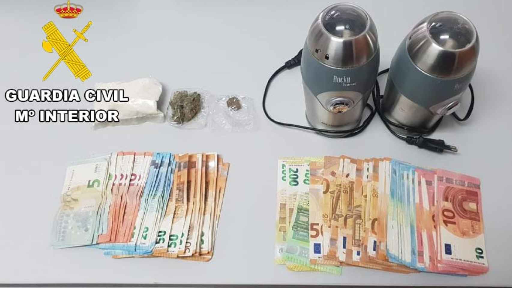 Dinero y sustancias estupefacientes incautadas por la Guardia Civil