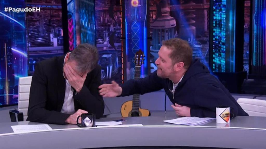 El Monaguillo avisa a su jefe del error que había cometido en 'El hormiguero'.