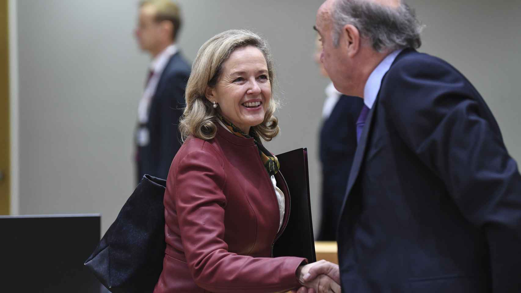 La vicepresidenta Nadia Calviño saluda al vicepresidente del BCE, Luis de Guindos, durante la reunión de este martes en Bruselas