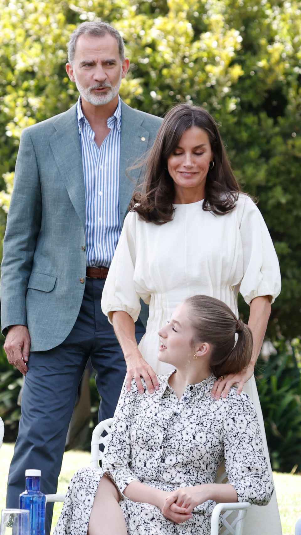Felipe VI y Letizia, junto a su primogénita, en una fotografía tomada en Barcelona, en julio de 2022.