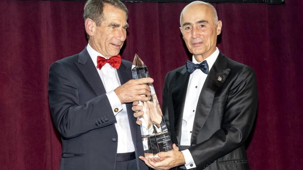 Rafael del Pino, presidente de Ferrovial, recibe el premio a Líder Empresarial del Año de la Cámara de Comercio España-Estados Unidos, en diciembre de 2021.