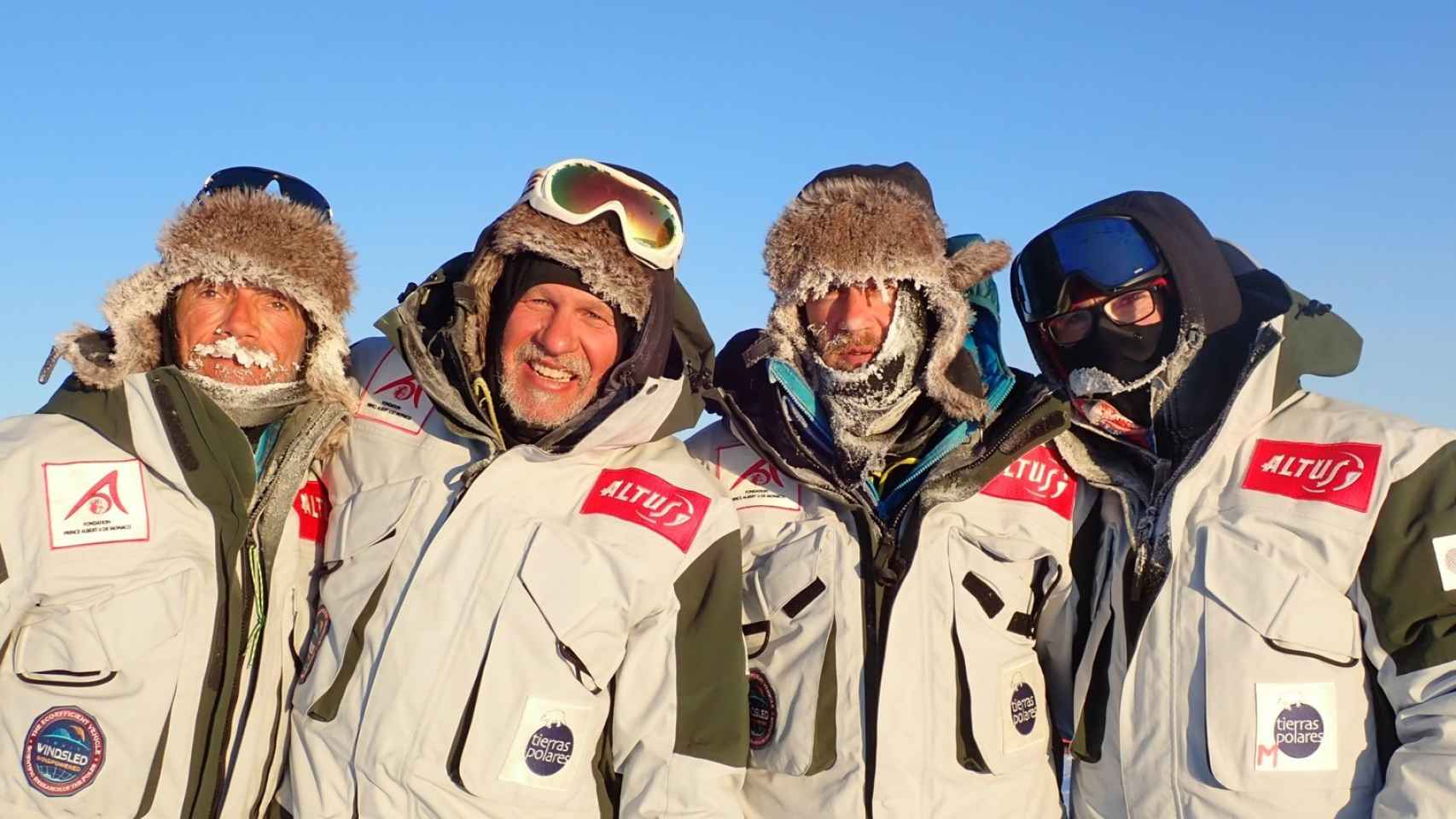 Ignacio Oficialdegui (i) y Ramón Larramendi (2i) tras finalizar la expedición 'Antártida Inexplorada' en 2019