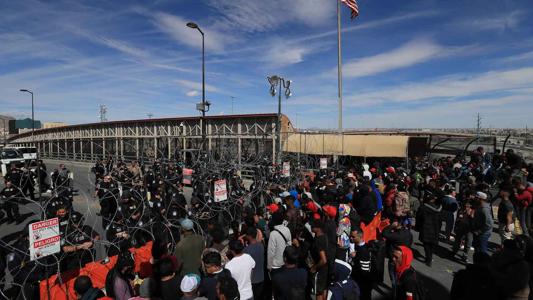 Una multitud se congrega ante el extremo estadounidense del puente Paso del Norte.