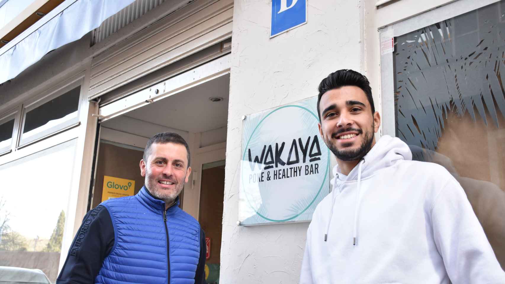 Sergio Saiz y Javier León a las puertas de su nuevo restaurante saludable en Valladolid.