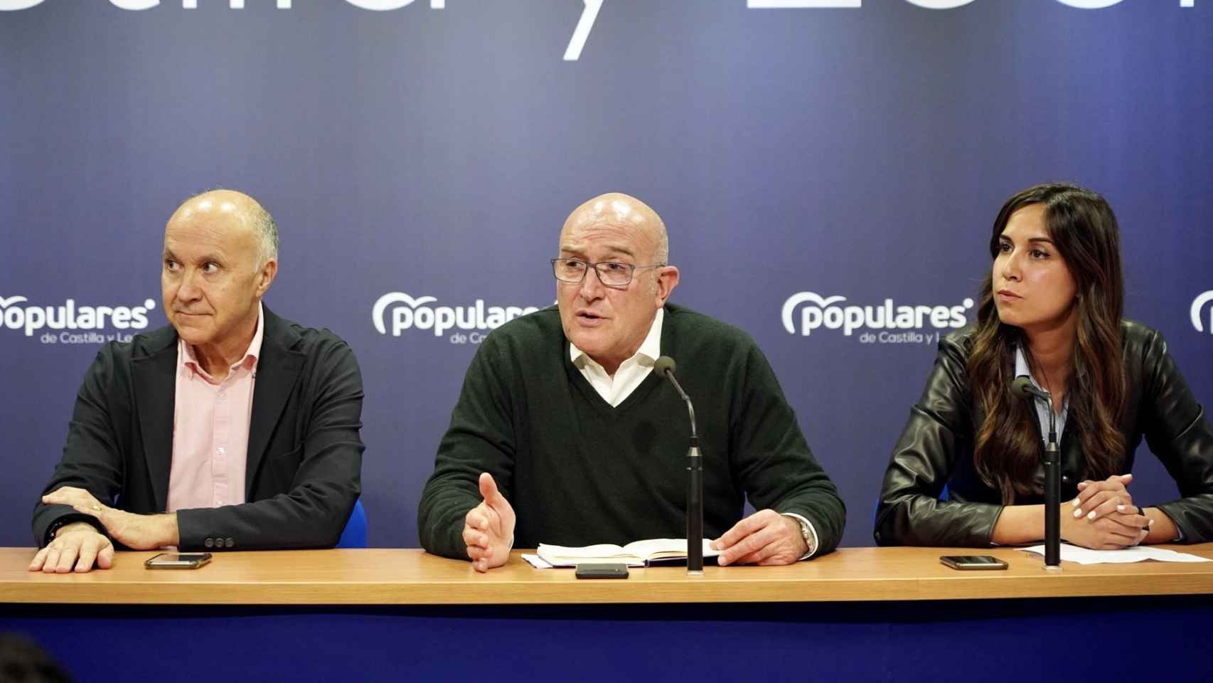 El director de campaña del PP de Valladolid, Ramiro Ruiz Medrano, el candidato, Jesús Julio Carnero, y la portavoz de campaña, Blanca Jiménez, en la rueda de prensa de este martes.