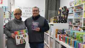 Marta y Juan Antonio, en su tienda 'Tira y Mueve'