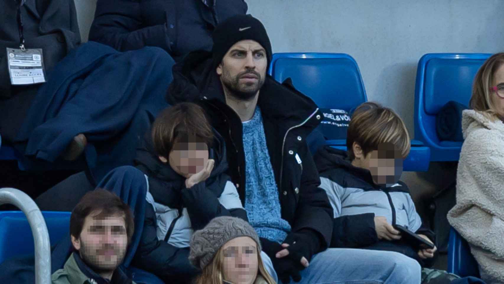 Gerard Piqué con sus hijos, Milan y Sasha, en una imagen de diciembre de 2022.