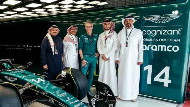 Mike Krack, con el monoplaza con el '14' de Fernando Alonso de Aston Martin y los patrocinadores de Arabia Saudí
