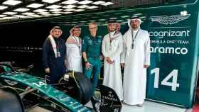 Mike Krack, con el monoplaza con el '14' de Fernando Alonso de Aston Martin y los patrocinadores de Arabia Saudí