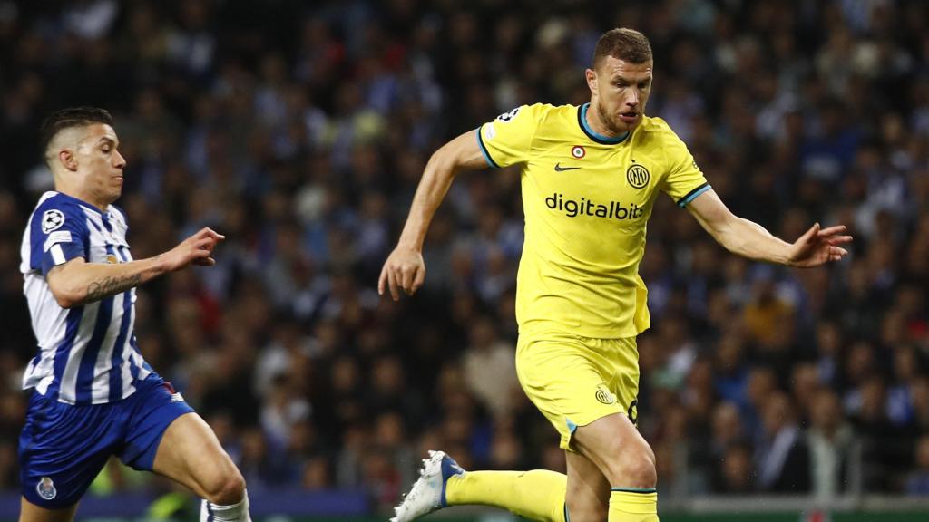 Edin Dzeko, durante el Oporto - Inter de Milán de la Champions League 2022/2023