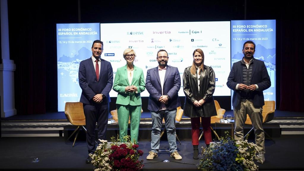 Rosa Siles Moreno, directora de Andalucía Emprende, María Jesús Garrido, fundadora y CEO de Minifunkids, Juan Francisco Álvarez Aquino, director del Instituto de Estudios Cajasol y Melesio Peña, presidente de la Asociación de Jóvenes Empresarios (AJE) Andalucía