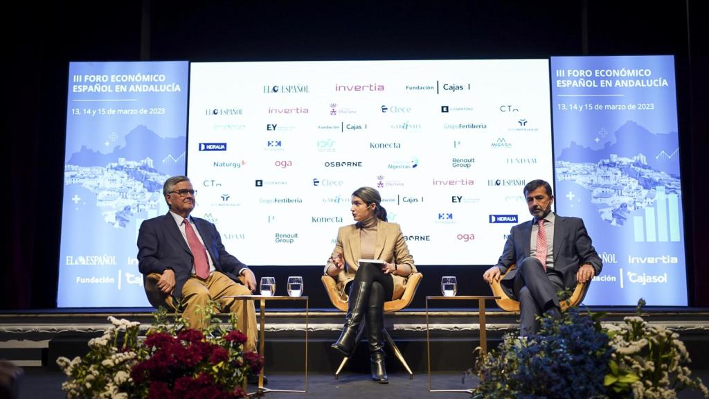 De izquierda a derecha; Álvaro Giménez Cañete, delegado especial para la Agencia Espacial Española; Cynthia de Benito, redactora de EL ESPAÑOL-Invertia en Andalucía; y Juan Román Gallego, director general de Andalucía Aerospace; en la segunda jornada del III Foro Económico Español en Andalucía.