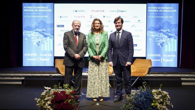 Fernando Rodríguez Villalobos, presidente de la Diputación de Sevilla; Laura Garófano, redactora de EL ESPAÑOL en Andalucía; y Miguel Rus, presidente de la Confederación de Empresarios de Sevilla (CES).
