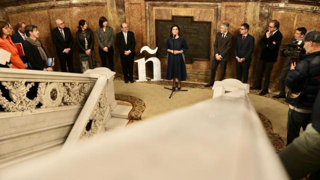 La presidenta de La Rioja, Concha Andreu, flanqueada por los ministros asistentes a la presentación del Vall de la Lengua en la Casa de América de Madrid.