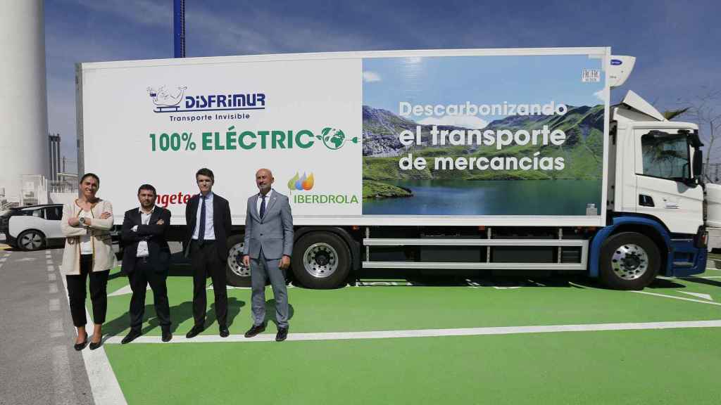 Punto de recarga de camiones 100% eléctricos inaugurado por Iberdrola, Disfrimur y representantes de la administración.