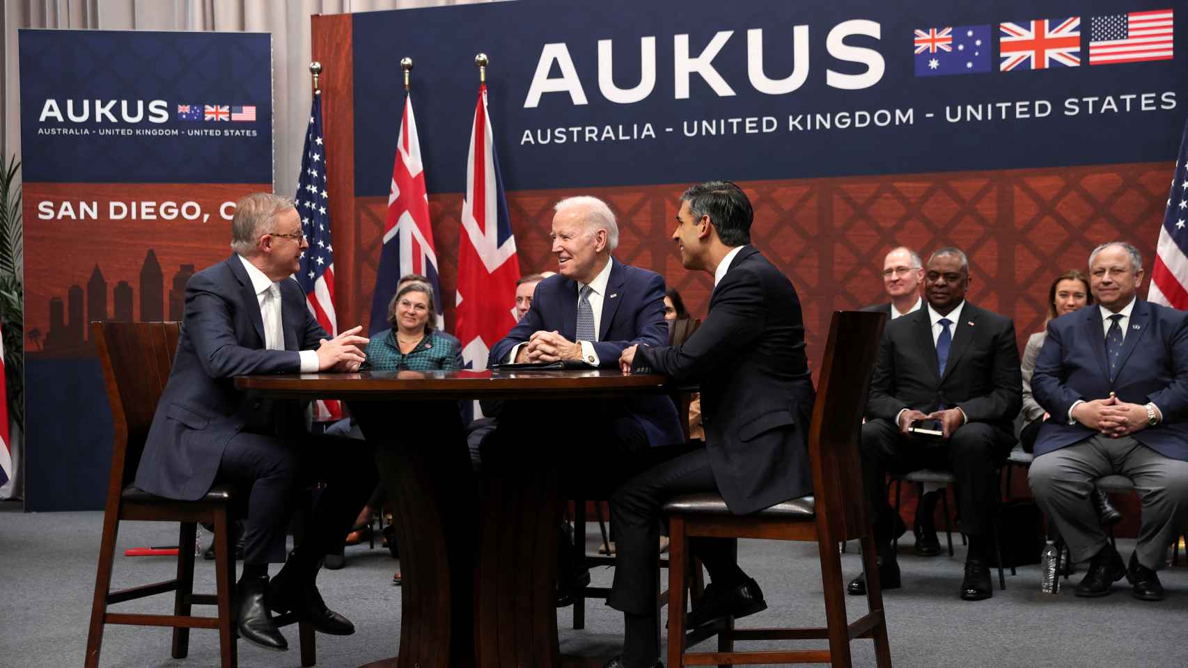El presidente de EEUU, Joe Biden, el primer ministro de Australia, Anthony Albanese, y el primer ministro británico, Rishi Sunak, este lunes en San Diego.