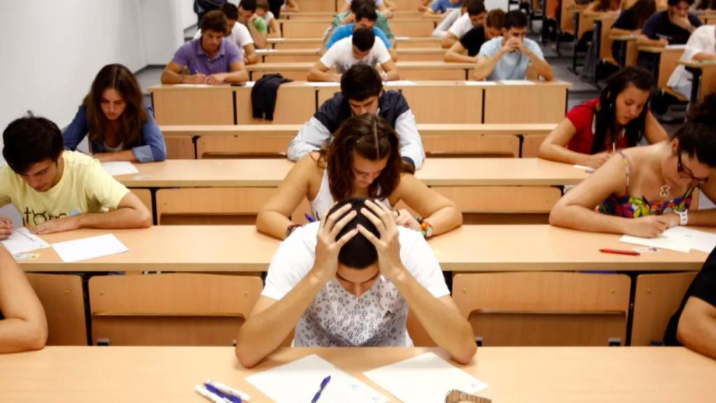 Estudiantes durante la prueba de la EBAU