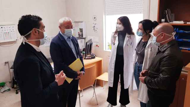 Visita de Luis López y Javier Puentes a un centro de salud.