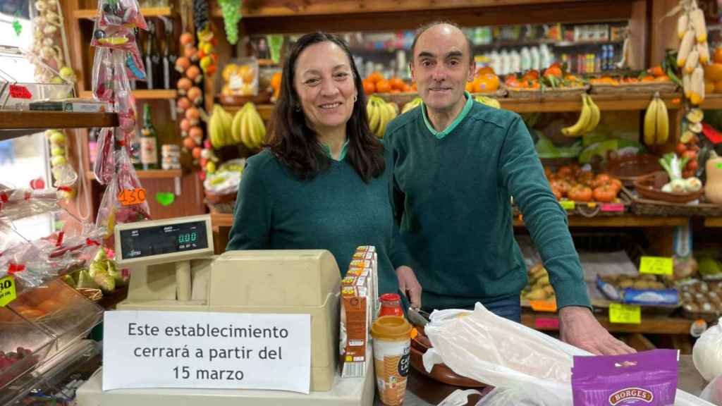 Marisa y Tito, detrás del mostrador de Alimentación Adelina Álvarez.