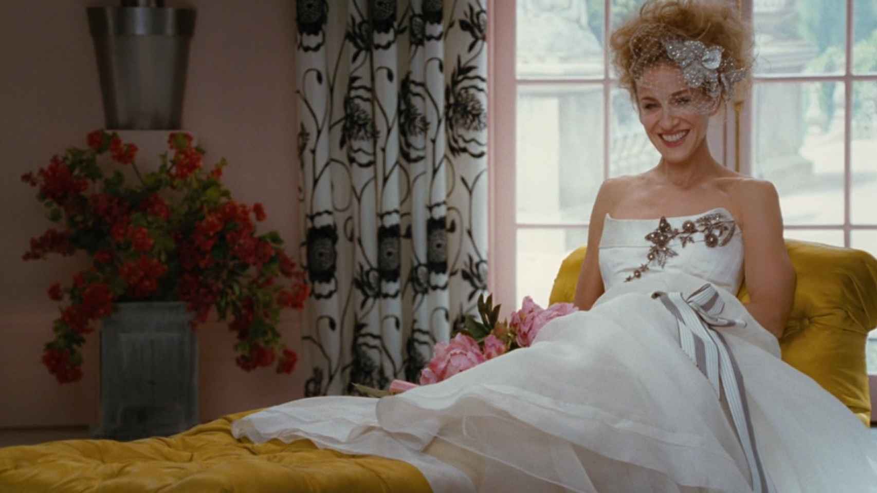 En la película 'Sex and the City' (2008), Sarah Jessica Parker se prueba un vestido de novia de Carolina Herrera.