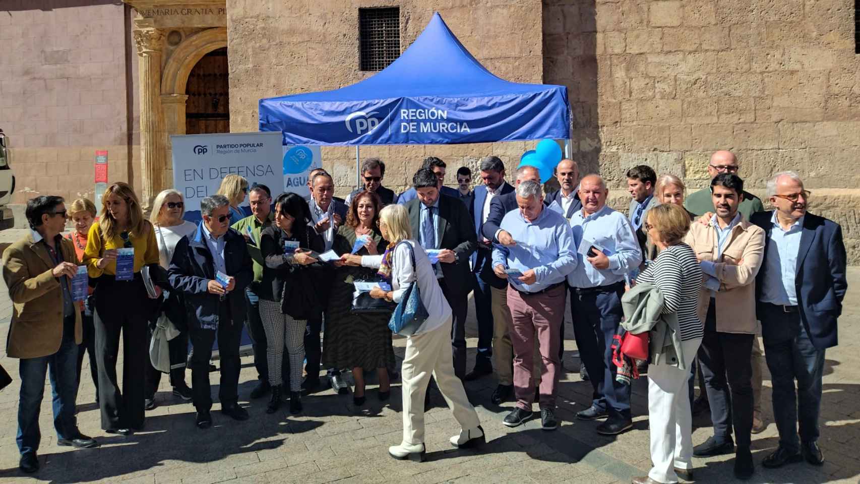 Carpa informativa sobre el Trasvase Tajo-Segura que el PP ha puesto, este miércoles, en la plaza Santo Domingo de Murcia.