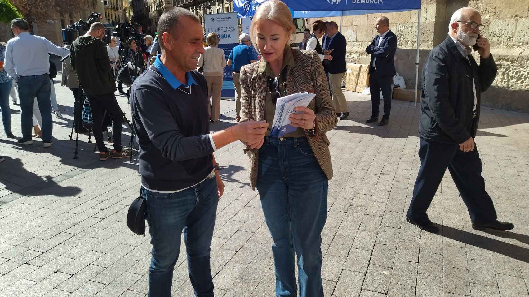 Una militante del PP, este miércoles, repartiendo folletos informativos sobre el trasvase en la plaza Santo Domingo de Murcia.