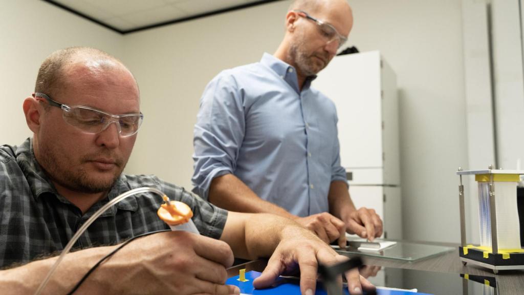 Equipo de técnicos fabricando el traje espacial