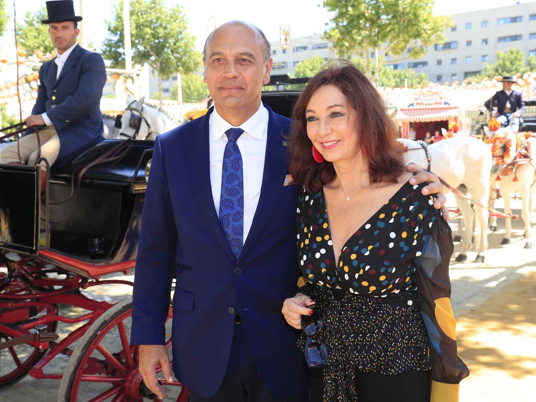 La periodista y su marido, en la Ferial de Abril en 2019.