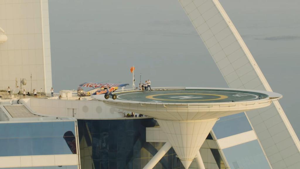 Avión aterrizando en un helipuerto en Emiratos Árabes Unidos