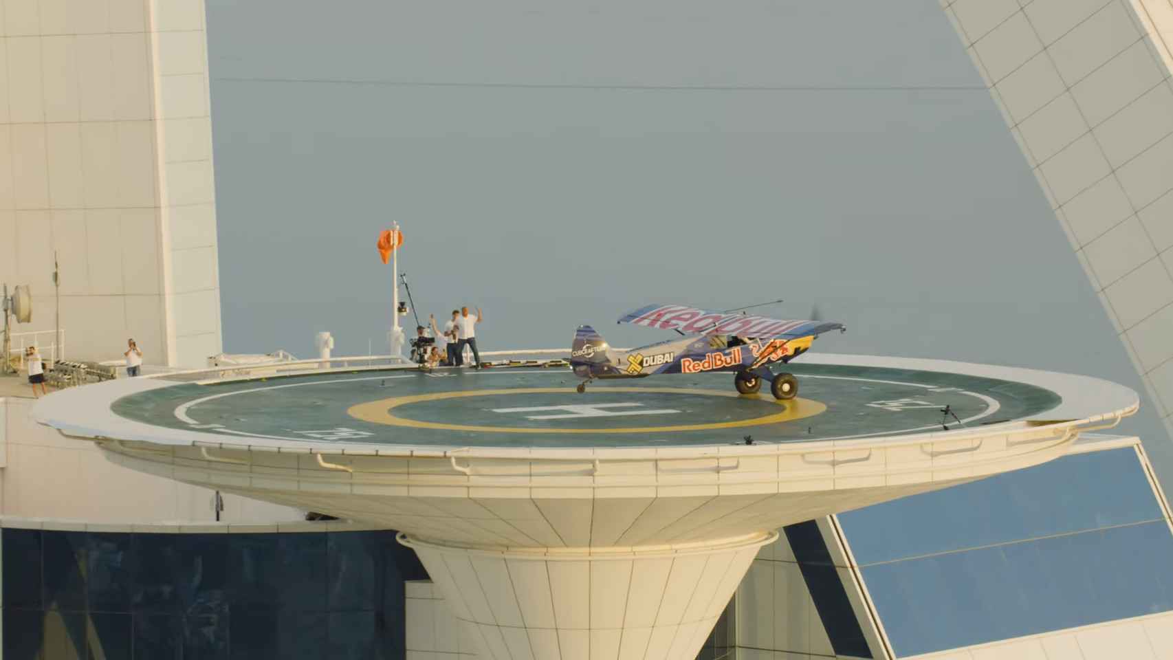 Avión de RedBull aterrizando en un helipuerto de un hotel en Emiratos Árabes Unidos