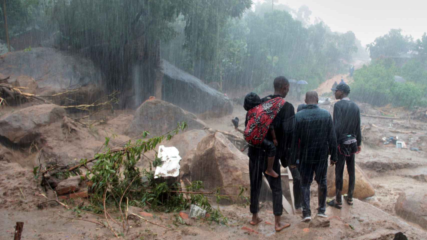 Varias personas miran los daños causados por el ciclón Freddy en Chilobwe, Blantyre, Malawi, 13 de marzo de 2023.