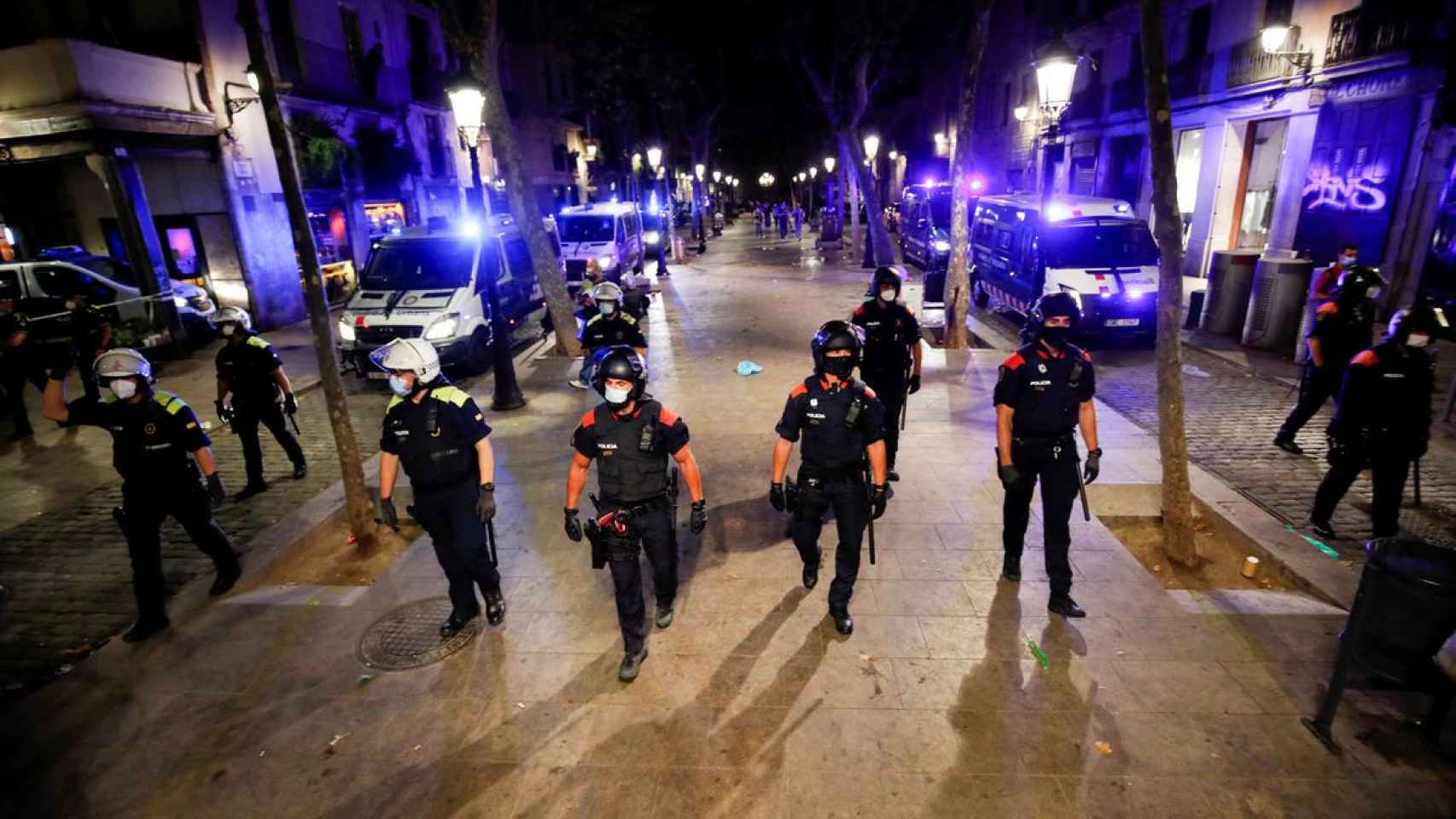 La policía autonómica catalana controla el cumplimiento del confinamiento en Barcelona.