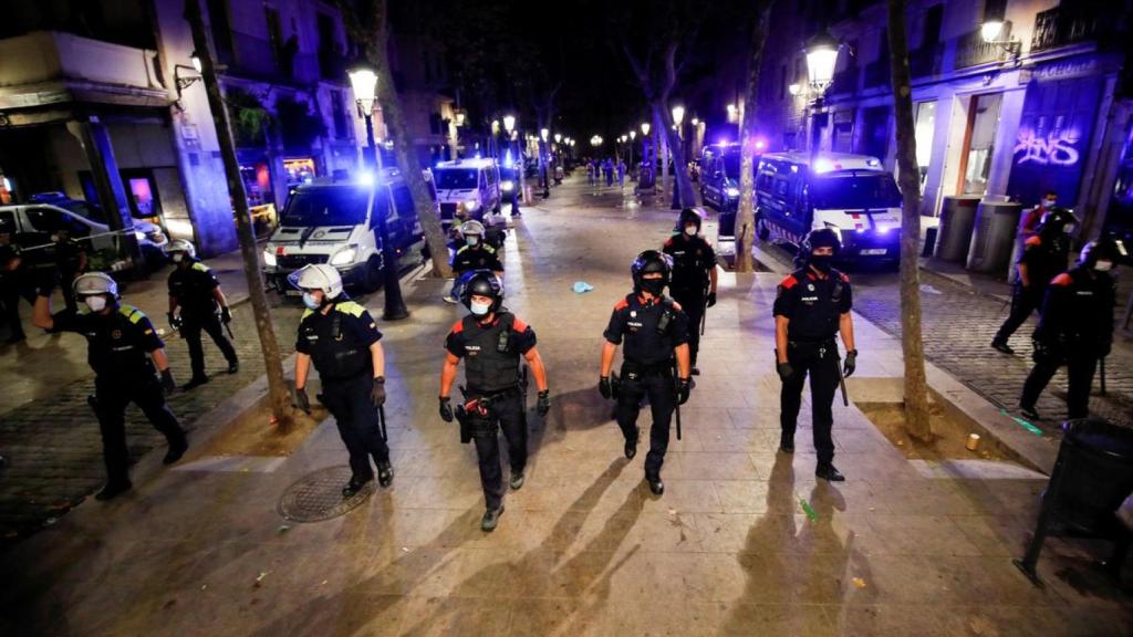 La policía autonómica catalana controla el cumplimiento del confinamiento en Barcelona.