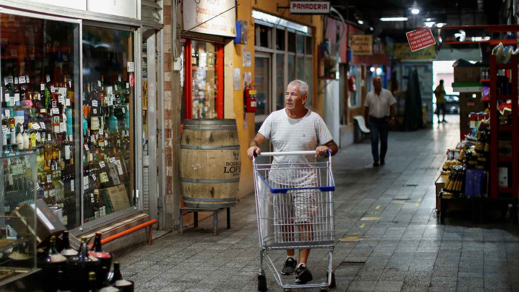 Un hombre sale a un mercado de Buenos Aires para hacer la compra.