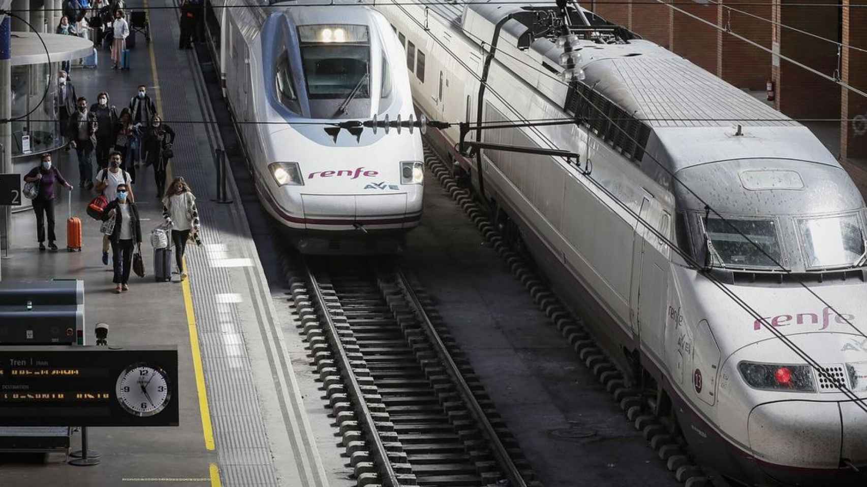 Dos trenes de Renfe en una estación, en imagen de archivo.