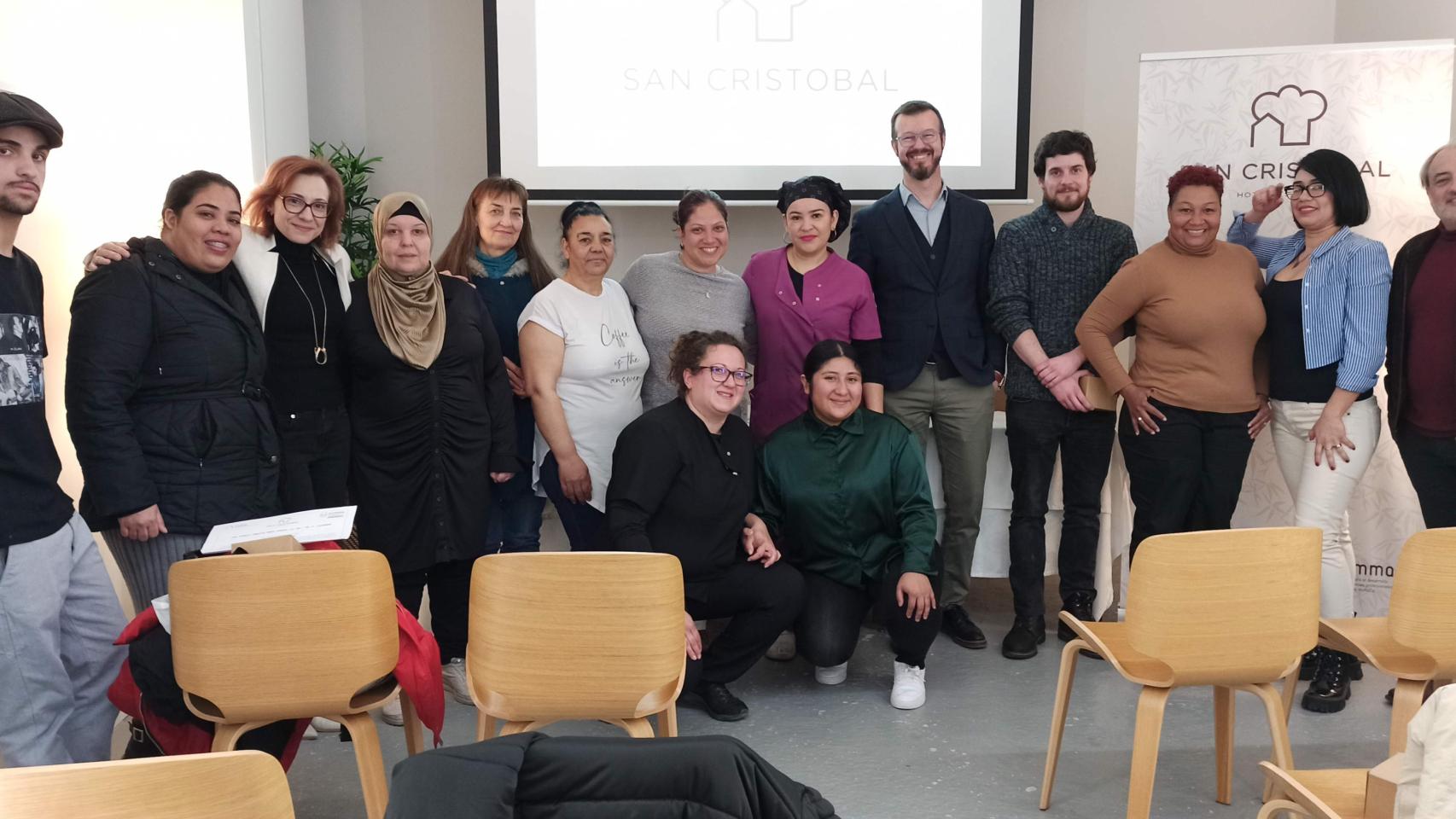 Tomás Aller, propietario del Hotel Escuela San Cristóbal, posa junto a los alumnos que han recibido su diploma