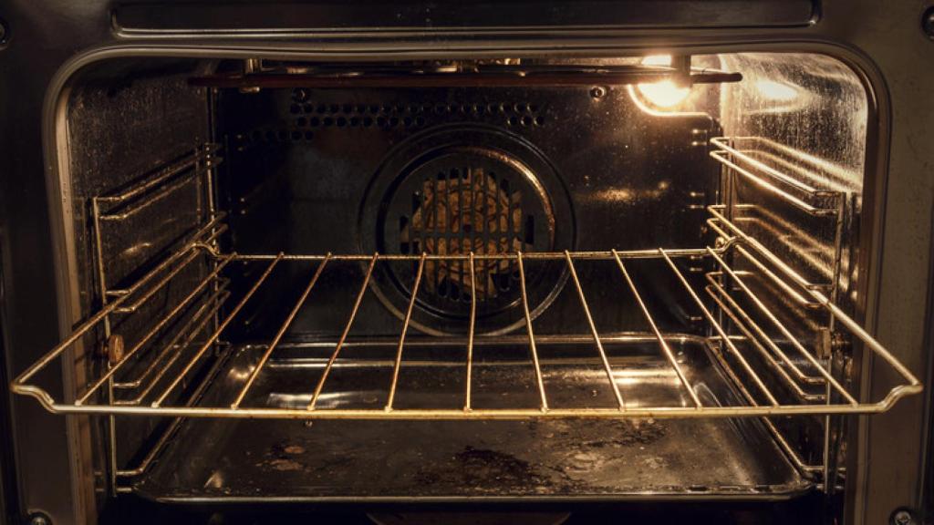 Elimina la grasa pegada en la rejilla del horno con pasta de dientes.