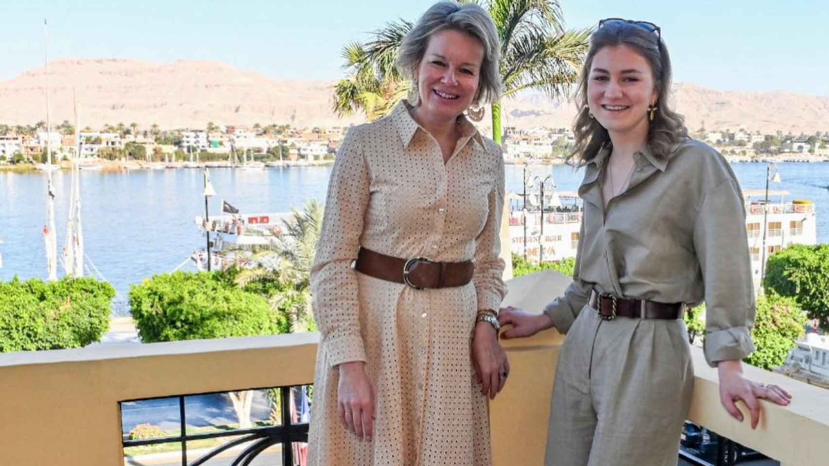 Elisabeth de Bélgica junto a su madre en un viaje de Estado a Egipto.