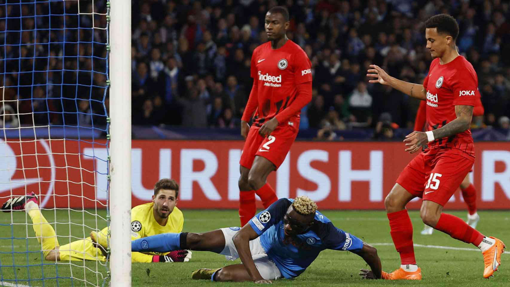 Victor Osimhen se tuerce el brazo al marcar un gol al Eintracht de Frankfurt